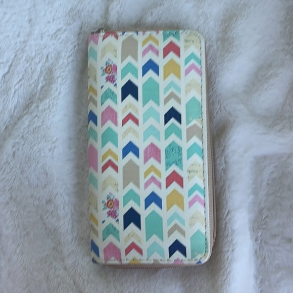 ❗️DONATED❗️EUC- FLORAL CHEVRON SYMBOL CLUTCH ZIPPER WALLET - Picture 8 of 11